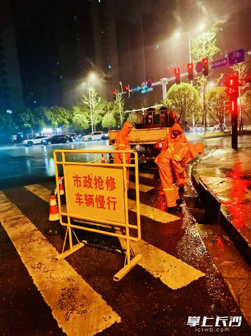 市政工人在夜晚坚守。