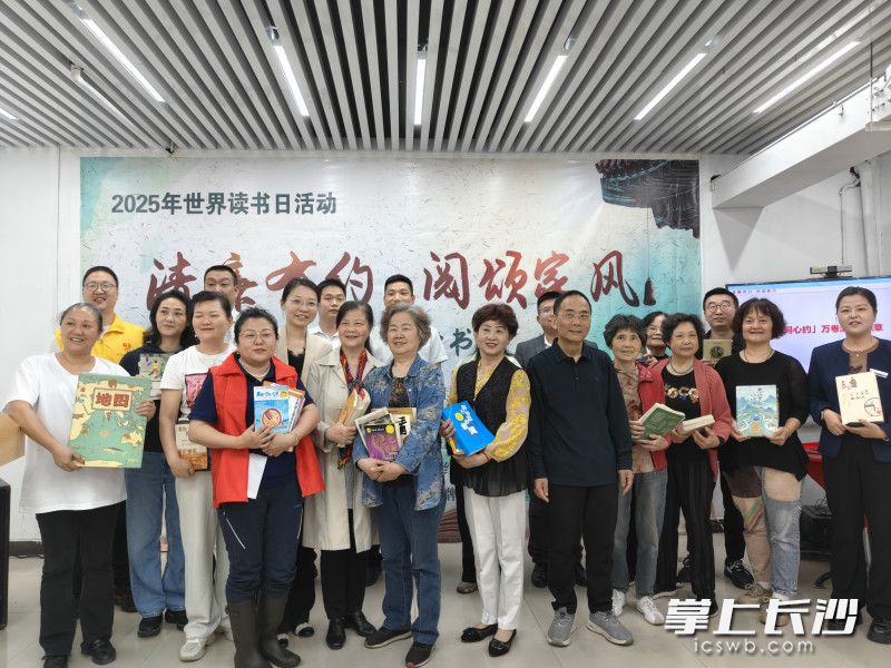 4月22日，雨花区东塘街道省人大社区“华邻有约”议事厅内书香与廉韵交融，一场别开生面的“清廉有约 阅颂家风”世界读书日暨“4·20廉政文化节”主题活动在此举行。 均为长沙晚报全媒体记者周游摄