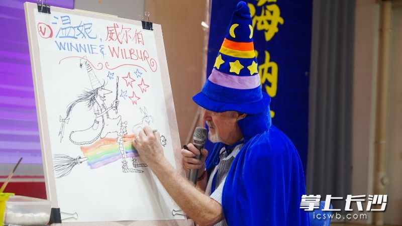 保罗在现场进行即兴创作。均为长沙晚报通讯员李静供图 保罗在现场进行即兴创作。均为长沙晚报通讯员李静供图