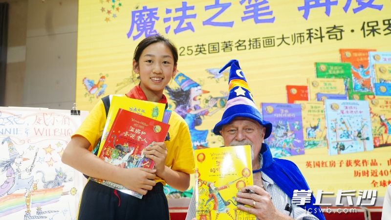 一名学生开心地与保罗合影。 一名学生开心地与保罗合影。