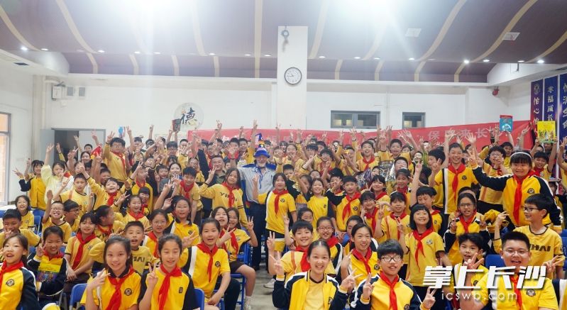 保罗给同学们带来了一场别开生面的“绘本魔法课”。 保罗给同学们带来了一场别开生面的“绘本魔法课”。