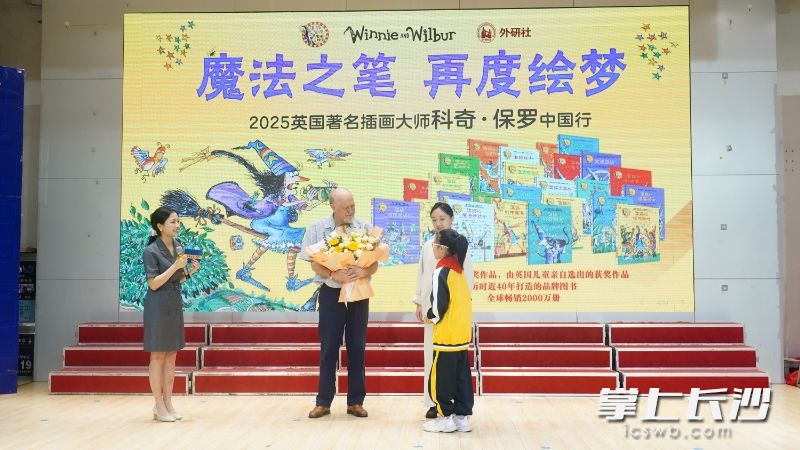 一名学生与保罗进行交流。 一名学生与保罗进行交流。