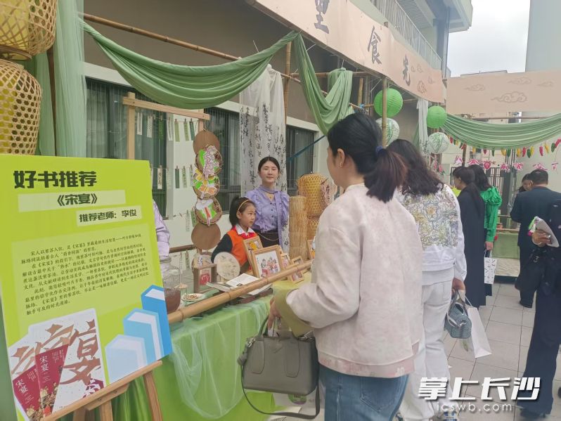 与会人员参观“名师写书·名师荐书”“教师征文获奖展”“新区书房体验”等专题展台。