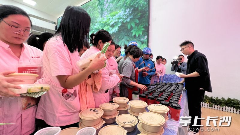 长沙市关爱新就业群体工会爱心餐项目党建共建活动现场,新就业群体领取工会爱心餐。 长沙晚报全媒体记者 周辉霞 摄 长沙市关爱新就业群体工会爱心餐项目党建共建活动现场,新就业群体领取工会爱心餐。 长沙晚报全媒体记者 周辉霞 摄