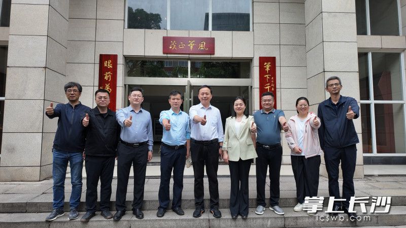 高中部教学楼前，由何继善院士书写的楹联与学校誓言“做豪迈的中国人”相呼应。