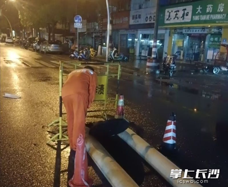 4月22日凌晨，抢险人员在湖湘社区附近工作。 均为通讯员供图