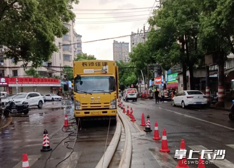 4月21日18时许，长沙住建抢险车辆在金泉公寓附近待命。
