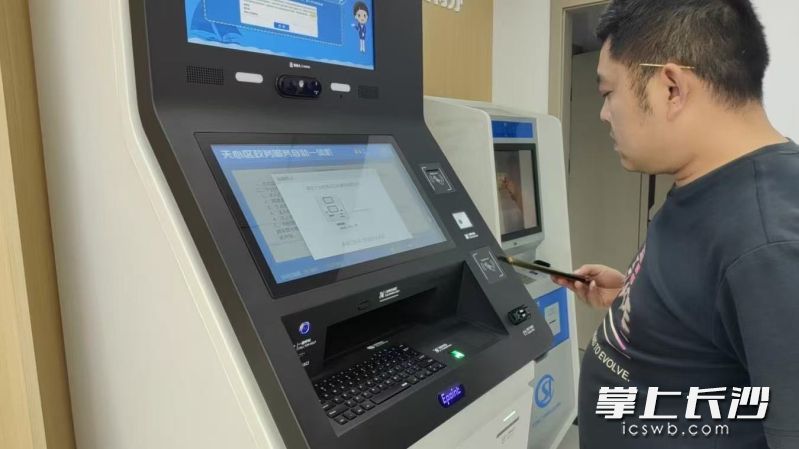 前来办事的居民。