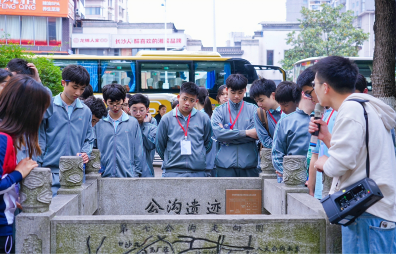 研学团成员打卡白果园。 均为市文旅广电局供图