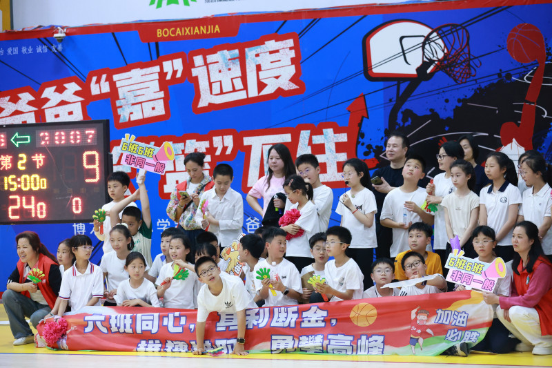 孩子们组成的啦啦队用响亮的口号为爸爸们欢呼、加油，成为赛场一道最美的风景。