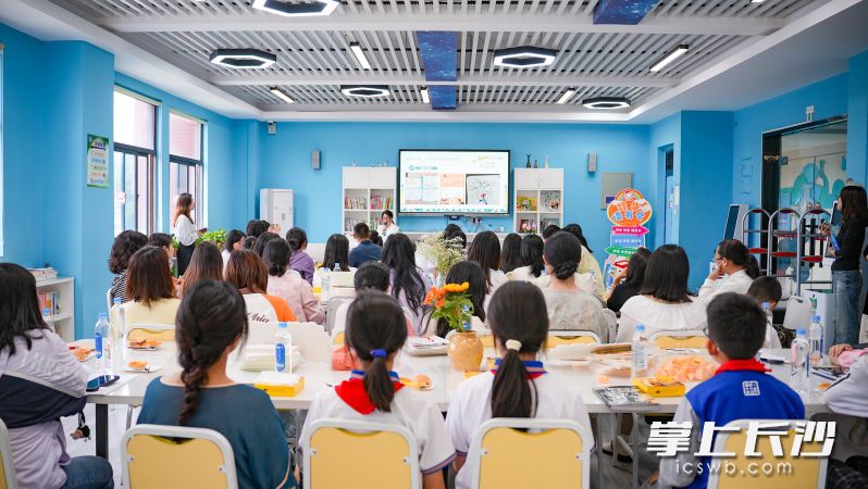望城一中外国语学校开展锋华读书会活动。