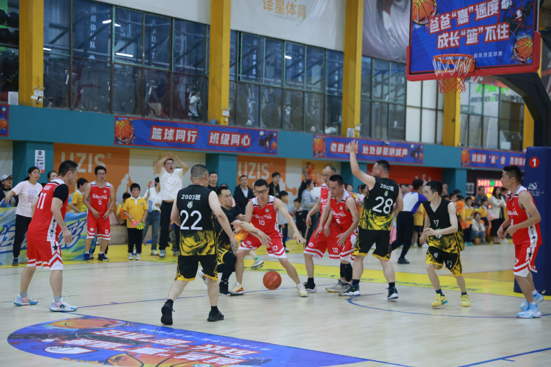 博才咸嘉小学2025年第一届“嘉BA”爸爸篮球赛火热开启。均为长沙晚报通讯员肖磊供图