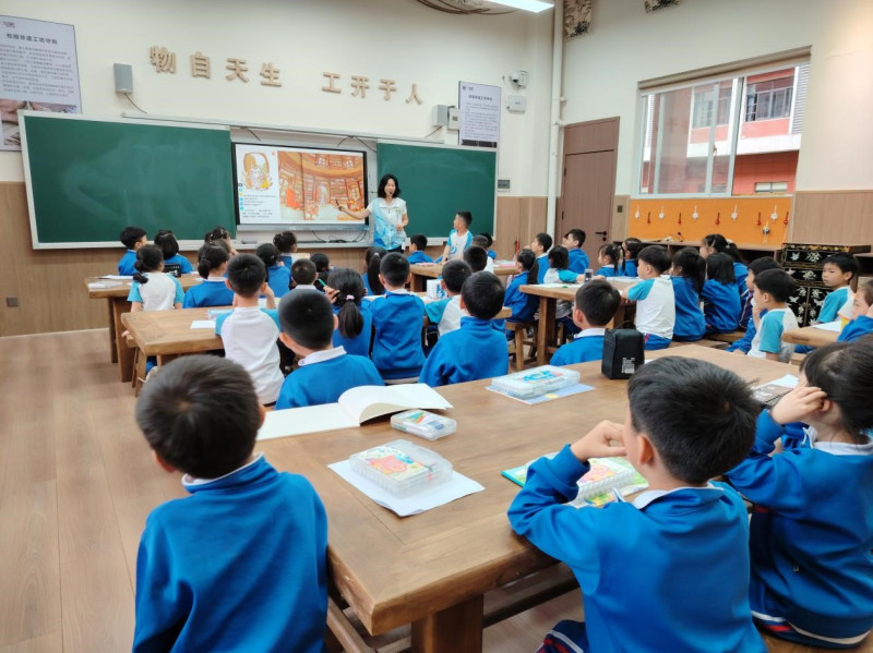 馆校合作的“小雨滴”阅读推广项目走进一年级课堂。