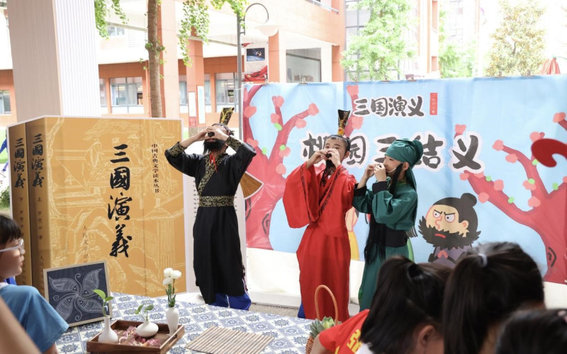 “我从书中来”环节，同学们读经典、品经典、演经典。