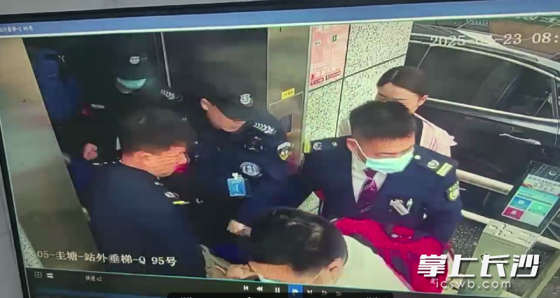 警民合力将女子送上救护车。 长沙晚报通讯员 邵青 供图