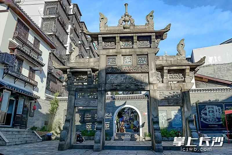 “道冠古今”牌坊诉说着文庙坪千年的故事。陈飞 摄