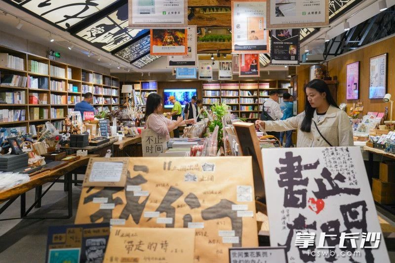 4月19日，止间书店总店（建湘路店）复业重启。邹麟 摄