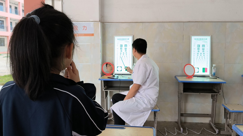 学生正在进行健康体检。 通讯员 供图