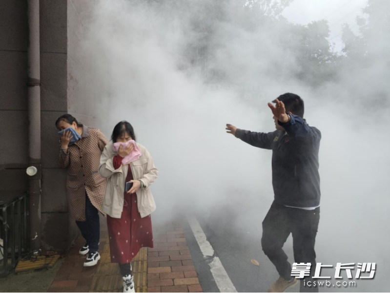 消防演练现场，老年人实操如何逃生。 长沙晚报通讯员 沈婵 供图