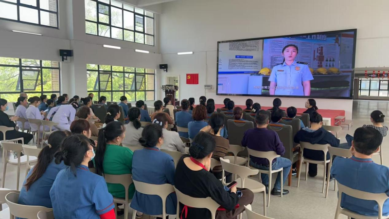 芙蓉消防组织养老机构工作人员观看相关知识短片。 通讯员 宁倩 摄