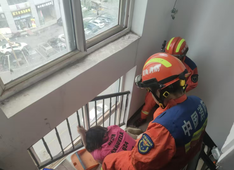 消防员成功救下轻生女子。 通讯员 李浩 摄