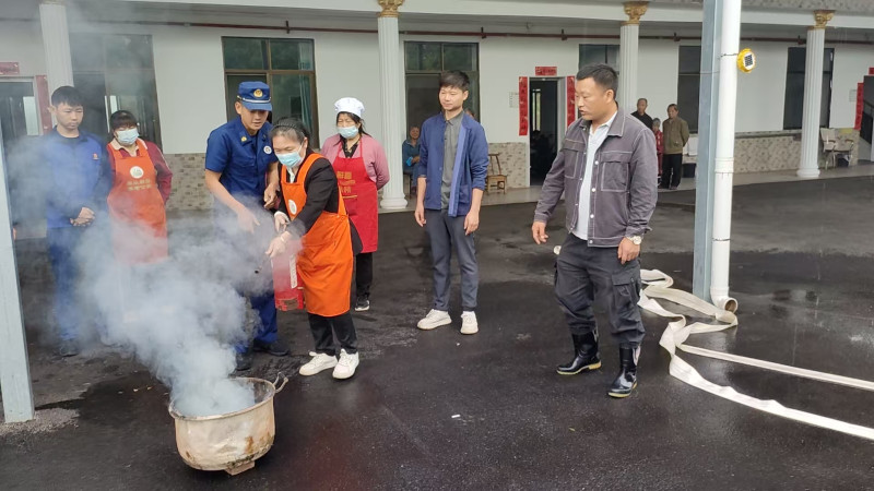 长沙县消防员指导养老院工作人员灭火。 通讯员 胡宇波 摄