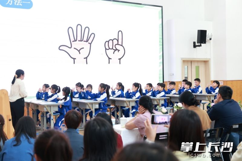 附中星城实验二小杨奔老师上小学一年级上册《6—9的认识》示范课。 均为长沙晚报通讯员陈姣供图