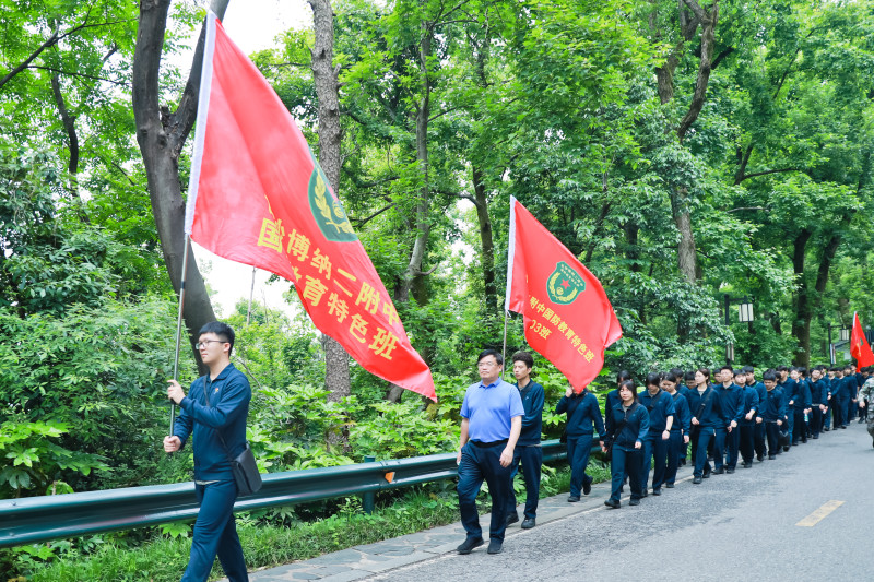长沙博纳二附中2023级国防教育特色班学生徒步前往岳麓山。均为长沙晚报通讯员 周慧敏 供图