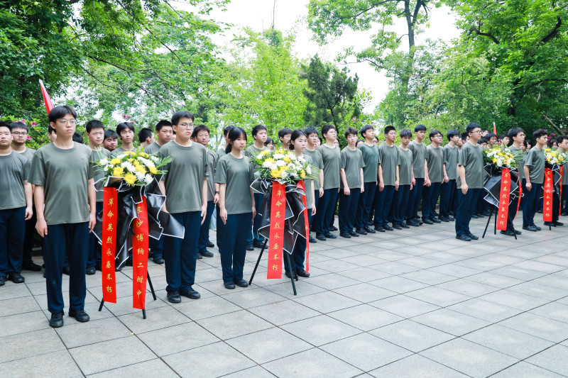 向辛亥革命先烈敬献花圈。