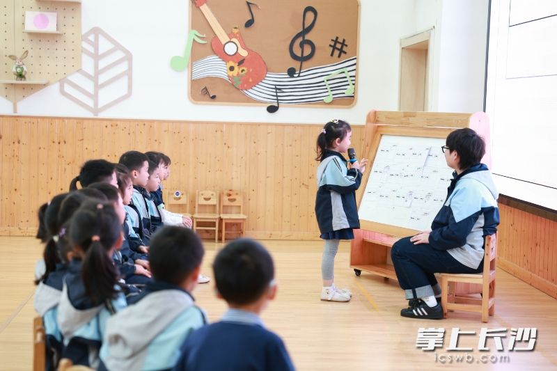 万润滨江幼儿园陈银洁老师带领大班孩子开展数学活动《有趣的点子图》。