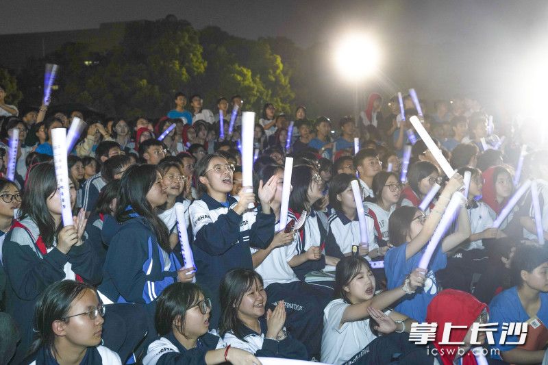 天空虽下起小雨，但同学们连番演唱经典歌曲，气氛点燃全场，大家都情不自禁地献出掌声。 均为长沙晚报全媒体记者周数邑摄