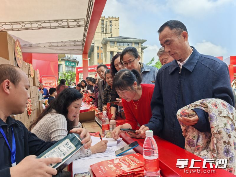 市民们早早地来到现场，期待着这场物美价优的家电盛宴。