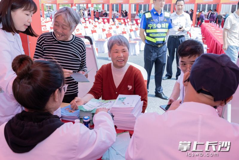 医疗单位工作人员热情地为村民答疑解惑。