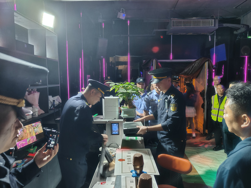 长沙县消防联合相关部门在夜查中。 通讯员 胡宇波 摄