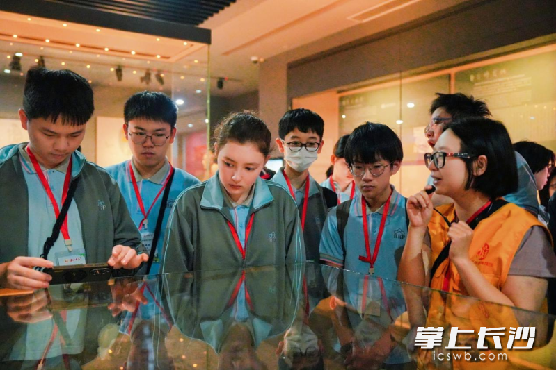 学子在“杂交水稻之父”袁隆平院士的科研足迹中，感悟科学家精神与粮食安全的深远意义。 均为长沙晚报全媒体记者颜家文摄