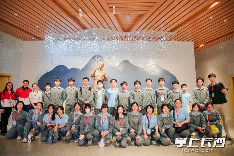 澳门濠江中学师生研学团走进全球首个以水稻为主题的博物馆——隆平水稻博物馆。