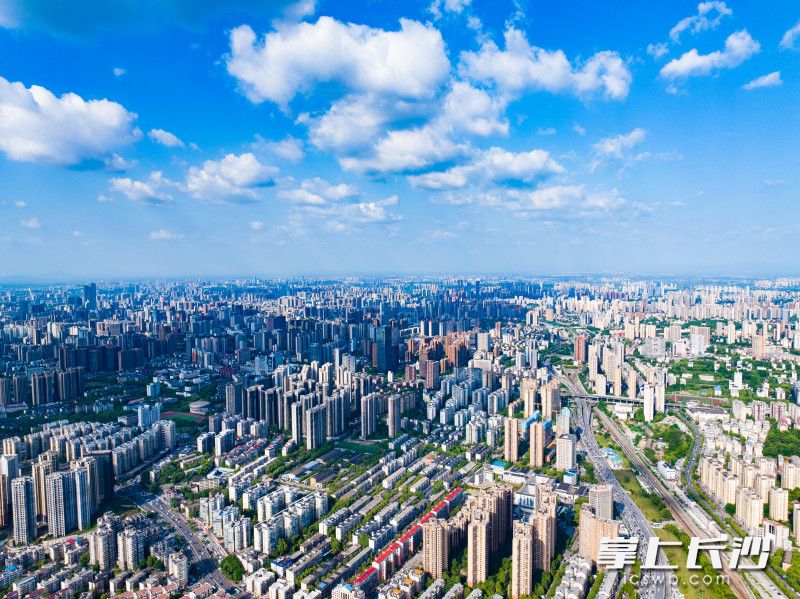 蓝天白云下的长沙格外迷人。