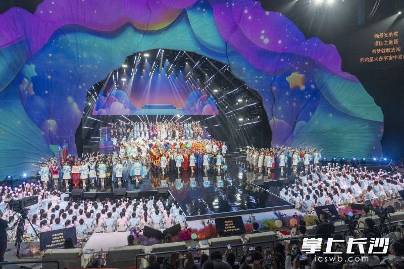 4月25日晚，第八届中小学生艺术展演活动全国汇演开幕式在湖南长沙举行。图为开幕式现场。 均为长沙晚报全媒体记者郭雨滴、周数邑摄