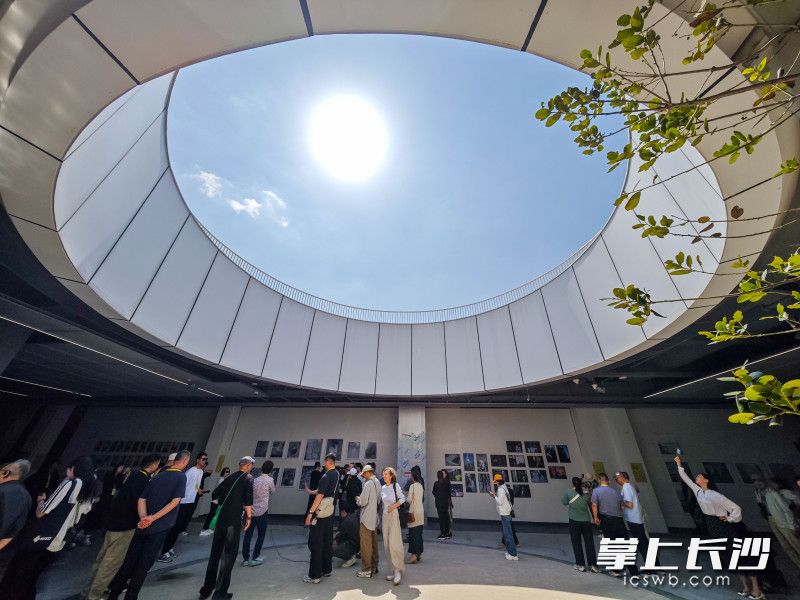 25日下午，2025长沙国际在地影像艺术节在大汉友阿INPark开幕。均为长沙晚报全媒体记者 郭雨滴 摄