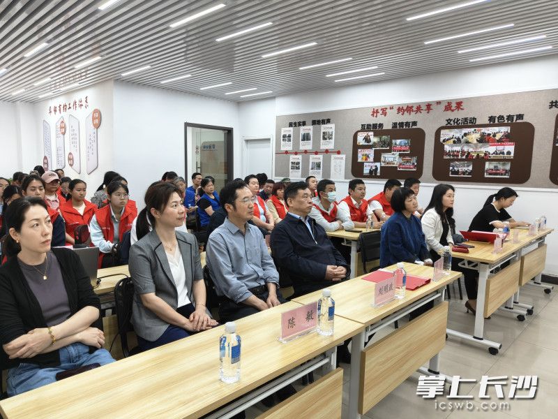 活动以“华邻有约”议事厅为起点，构建“共商共管共评共享”治理体系。 均为全媒体记者 周游 摄
