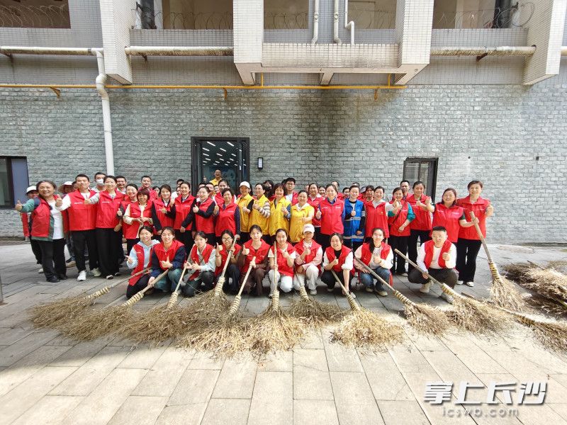 省人大机关党员、人大代表、物业、街道社区工作者及志愿者集结。