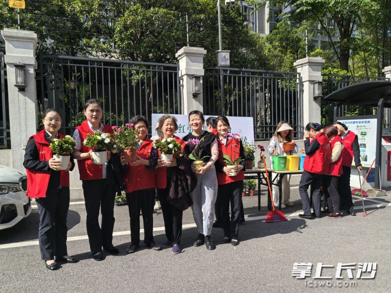 志愿者和居民参与活动兑换绿植，互相交流环保心得。