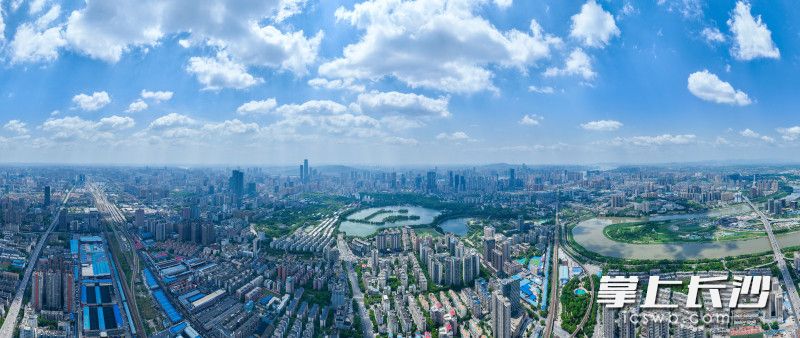 今日中午，长沙天空出现大片云朵，阳光普照，景色优美。
