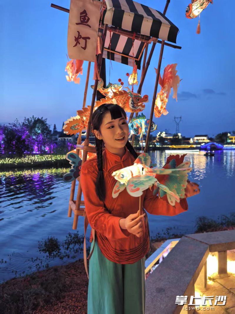 夜间主秀《花开靖港》中叫卖鱼灯的小姑娘。