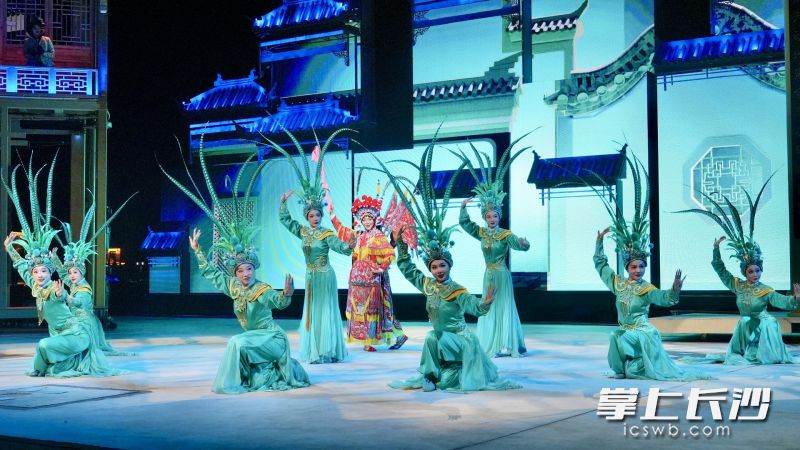 《花开靖港》用三条观演动线让您见证商船云集的漕运盛景、聆听花鼓戏班的绕梁余韵、触摸青石板路上永不褪色的家国印记。