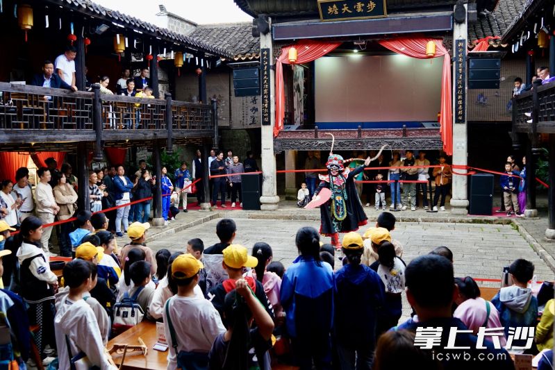 八元堂内好戏连台。古镇景区供图