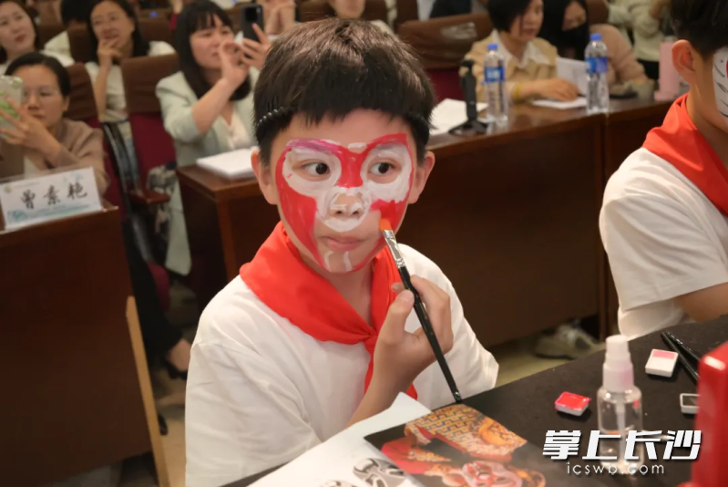 学生们自己学习勾画脸谱。