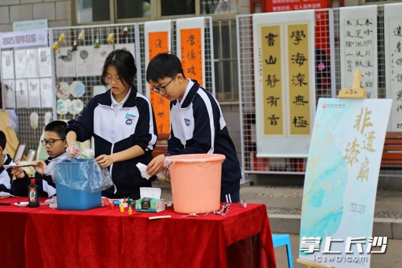 学生与家长共同参与手绘书签、书画创作、名著推荐、经典诵读等环节，沉浸式感受传统文化的魅力。