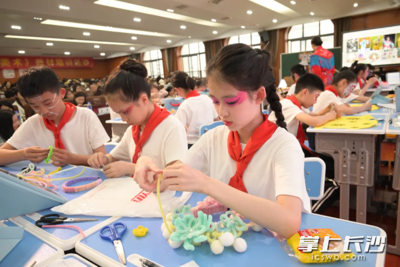 学生自制行头。