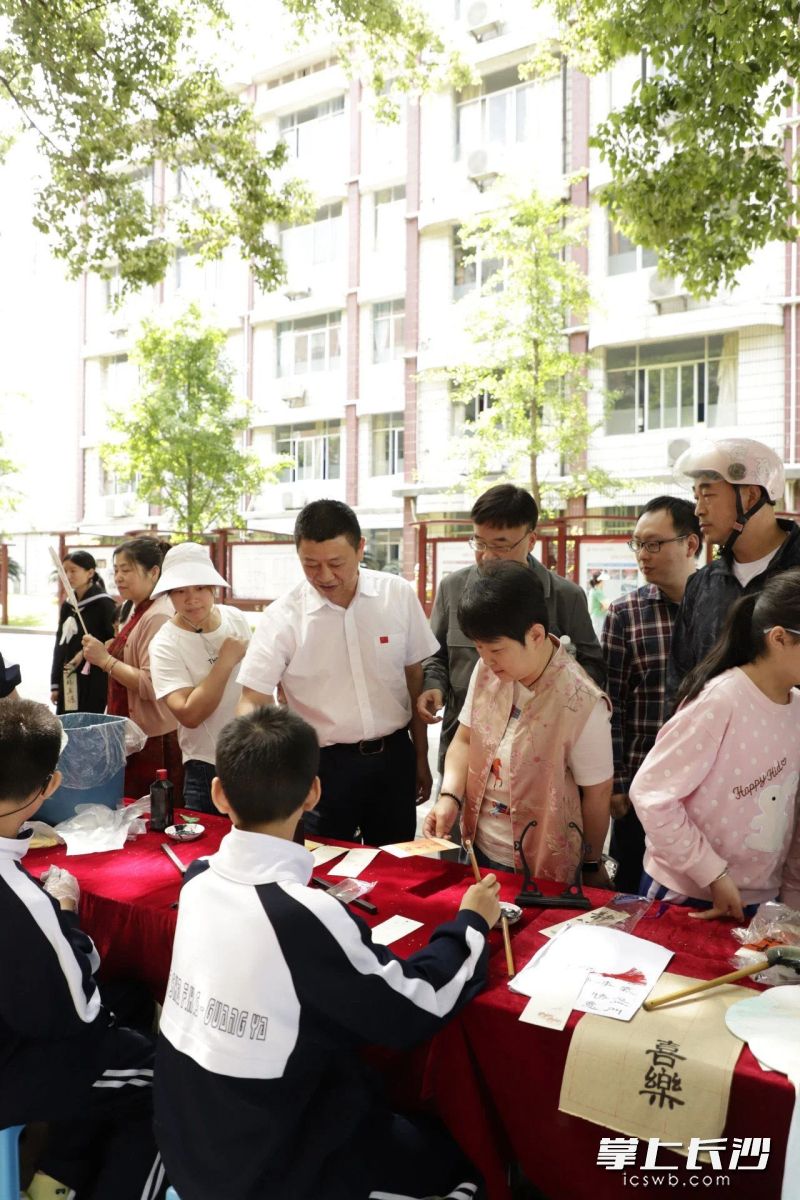生态阅览室、中医药种植园、素雅食育基地等特色场所的开放参观，让家长直观感受到学校“以文化人、以德润心”的育人理念。　
